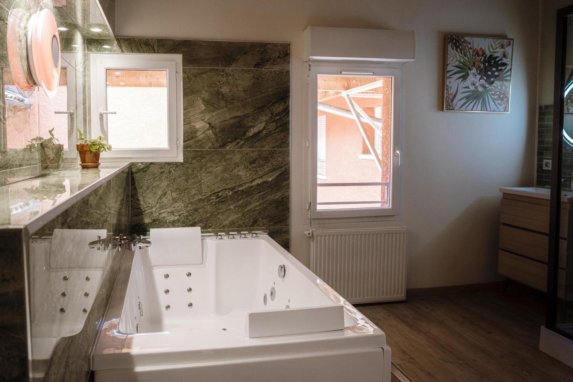 Appart Hotel Le 8 La Suite & Spa - Parking Gratuit - Mâcon エクステリア 写真